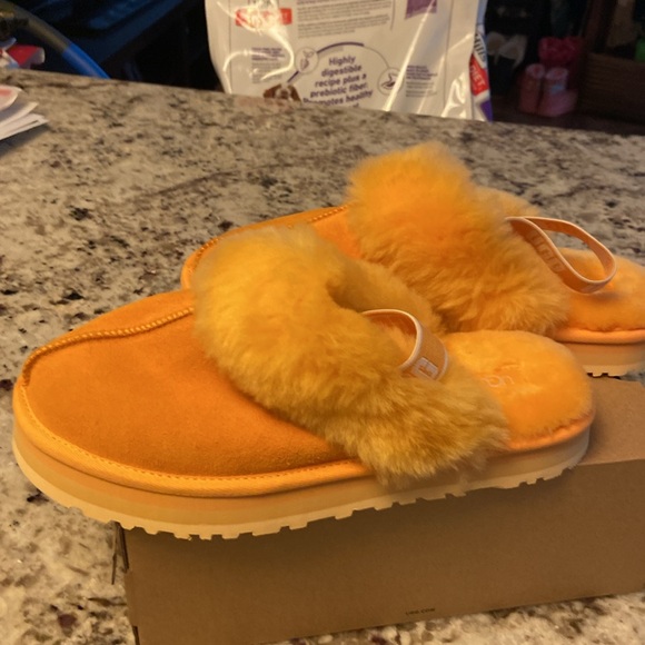 UGGs Orange-Yellow! Cute comfie hip! Big Kids 6-Wmn’s 8 LIKE NEW (tried on only) - Picture 4 of 9